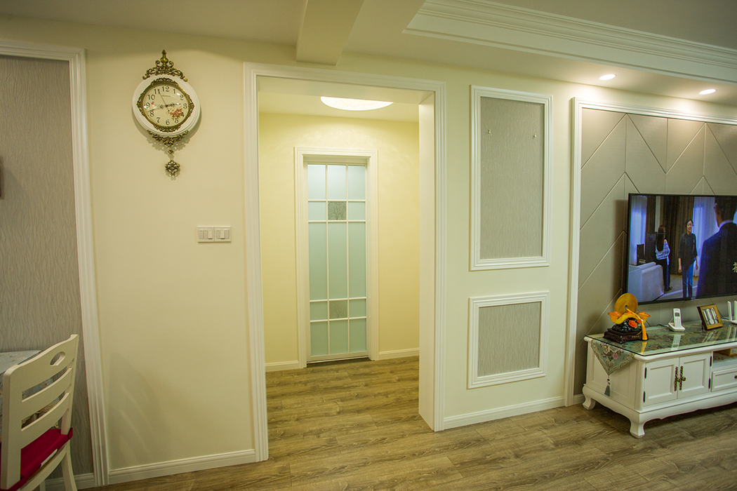 該業主事業有成，追求高品質生活。整體的室內設計，以現代時尚為主，配以簡歐的風格點綴，二者渾然一體的融合在空間的每處細節，視覺上通透大氣、華麗高貴，展現了主人優雅的內涵和品位。
