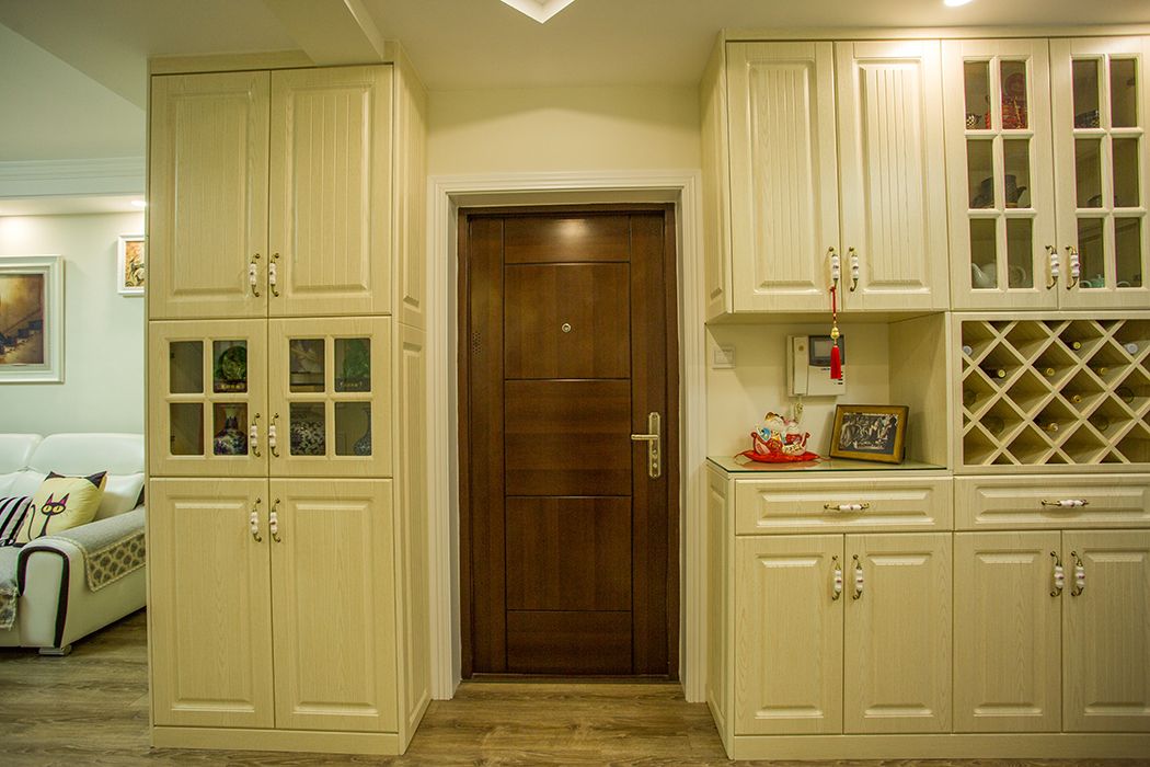 該業主事業有成，追求高品質生活。整體的室內設計，以現代時尚為主，配以簡歐的風格點綴，二者渾然一體的融合在空間的每處細節，視覺上通透大氣、華麗高貴，展現了主人優雅的內涵和品位。