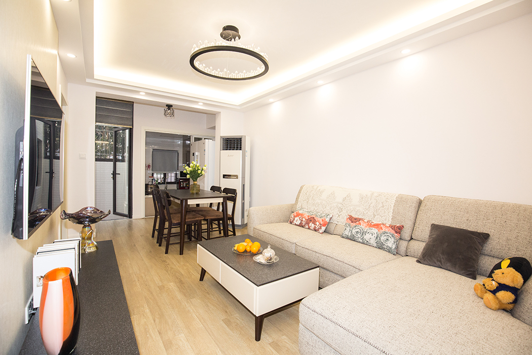 客廳的位置原格局是一個朝南帶院子的房間，因為整體格局沒有客廳一區(qū)域，所以改為客廳。整體風格采用原木色地板，白色的涂料看起來更明亮，布藝沙發(fā)舒適溫暖。
