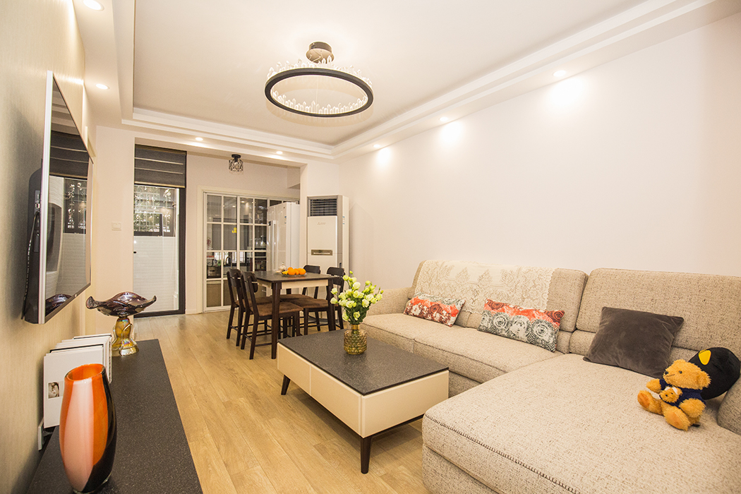 客廳的位置原格局是一個朝南帶院子的房間，因為整體格局沒有客廳一區(qū)域，所以改為客廳。整體風格采用原木色地板，白色的涂料看起來更明亮，布藝沙發(fā)舒適溫暖。
