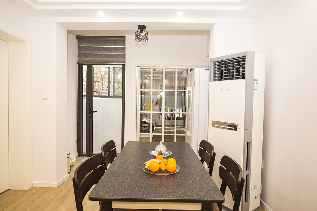 原廚房在進門的過道中，改過的櫥房更靠近餐廳位置，沒有采光操作臺面只能容納一個煤氣灶和水槽，后把廚房整體搬到院子里，現(xiàn)澆了一個區(qū)域變?yōu)閺N房，不僅采光明亮，櫥柜操作臺面也多了，還添置了一臺客戶喜歡已久的雙門冰箱。
