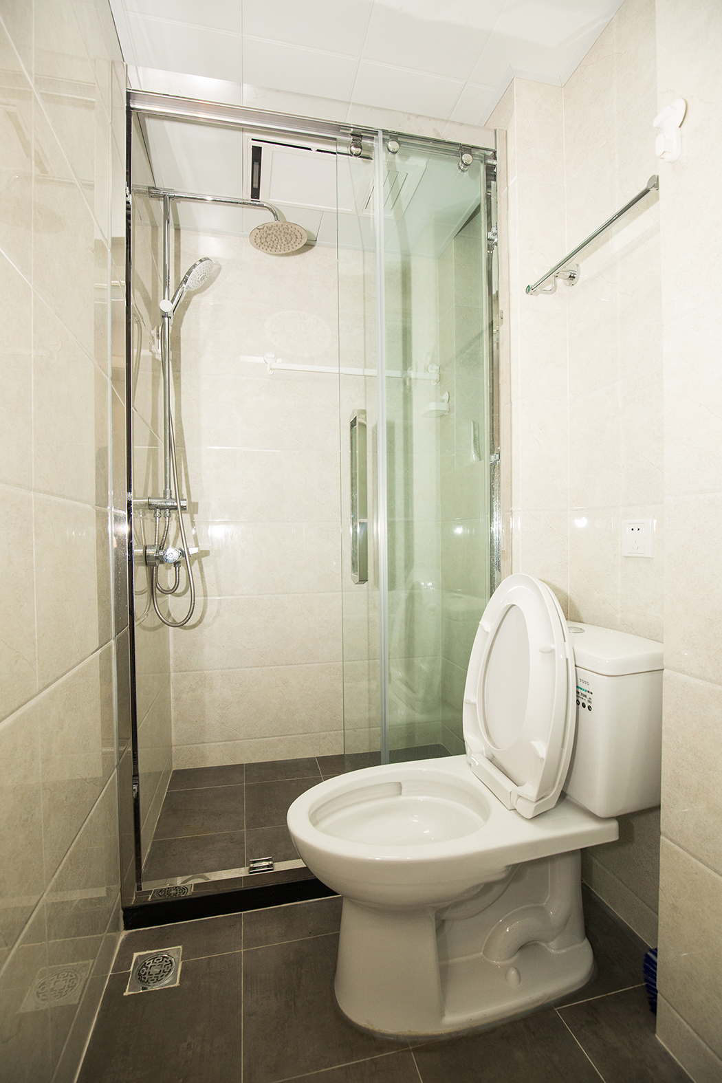 衛(wèi)生間比較小，只能放下淋浴房和馬桶，改過后變成干濕分離，原進門廚房區(qū)域改為衛(wèi)生間干區(qū)增加了一個收納柜，使用更加合理，原木色的干區(qū)，讓人一進家門就進入一個放松舒適的環(huán)境中。
