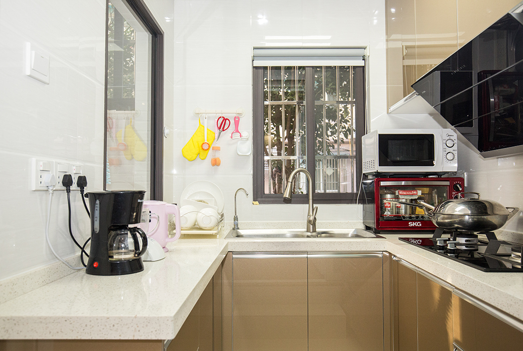 原廚房在進門的過道中，改過的櫥房更靠近餐廳位置，沒有采光操作臺面只能容納一個煤氣灶和水槽，后把廚房整體搬到院子里，現(xiàn)澆了一個區(qū)域變?yōu)閺N房，不僅采光明亮，櫥柜操作臺面也多了，還添置了一臺客戶喜歡已久的雙門冰箱。
