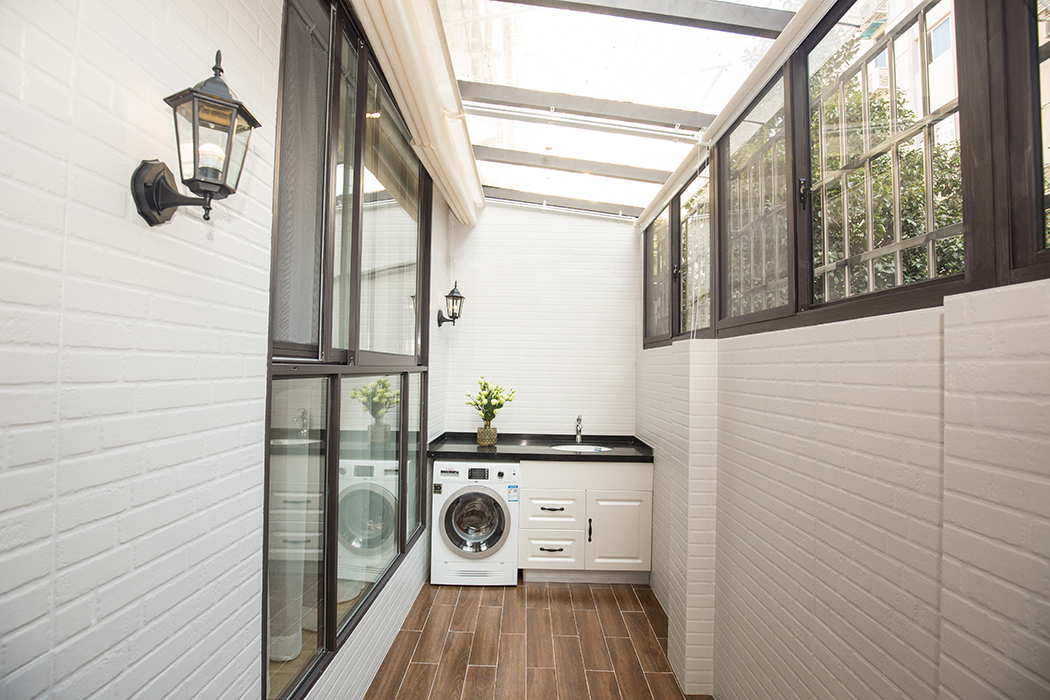 院子墻面貼的是面包磚，同為白色瓷磚但面包磚貼后富有層次不會顯得單調(diào)，地面用的地板磚讓室外和室內(nèi)更加融入一體，整個格局明亮簡潔大方，一樓的昏暗潮濕，已一一改善。