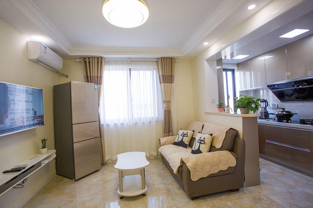 客廳，是當(dāng)下比較時尚也是簡潔大方的處理方式，在顏色上做了統(tǒng)一，配上精致的咖色和綠植的裝飾，加上精選的沙發(fā)，茶幾及電視柜，空間有序?qū)嵱蒙鷦印?
