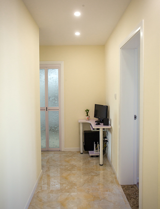 餐廳的背景采用了小幅掛畫做處理，顯得精致小巧。配上白色鞋柜以及簡潔餐桌顯得敞亮秀氣。過道連接餐廳，遙相輝映，通透而又悠長。
