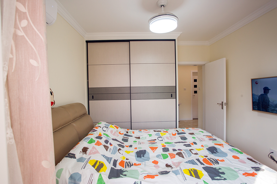 臥室采用簡單靚麗溫馨的配色，時尚大氣魅力。配上軟裝空間明亮通透，充分的給業(yè)主提供了一個放松休息的環(huán)境，相信業(yè)主在這樣的環(huán)境下休息是十分愜意的。
