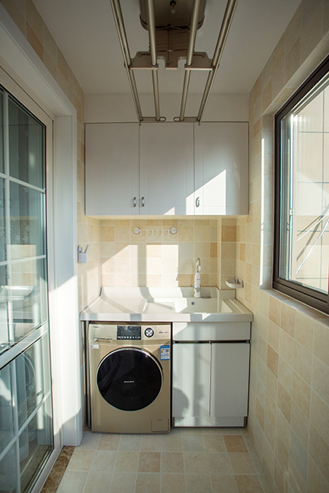 陽臺是休閑的空間，也是洗衣及儲納的空間，陽臺的休閑區(qū)域是業(yè)主休閑的最佳區(qū)域，閑暇時喝喝酒，是最最放松的時刻。加上平時晾，顯得實用而又豐富。
