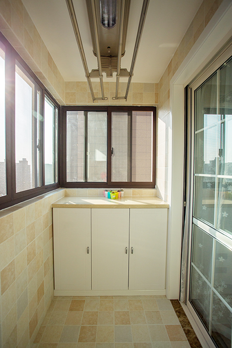 陽臺是休閑的空間，也是洗衣及儲納的空間，陽臺的休閑區(qū)域是業(yè)主休閑的最佳區(qū)域，閑暇時喝喝酒，是最最放松的時刻。加上平時晾，顯得實用而又豐富。
