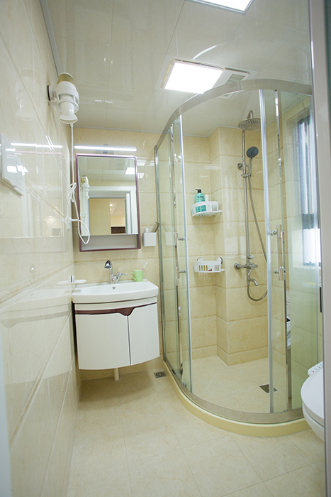 衛(wèi)生間墻磚為金雅陶瓷磚，淋浴房為鼎豪品牌，另外采用圓弧型設(shè)計，空間更加合理利用，在如此環(huán)境下洗浴應(yīng)是十分享受和放松的。臺盆柜為吊柜，采用現(xiàn)代簡約的風(fēng)格.
