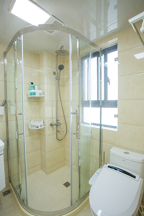 衛(wèi)生間墻磚為金雅陶瓷磚，淋浴房為鼎豪品牌，另外采用圓弧型設(shè)計，空間更加合理利用，在如此環(huán)境下洗浴應(yīng)是十分享受和放松的。臺盆柜為吊柜，采用現(xiàn)代簡約的風(fēng)格.
