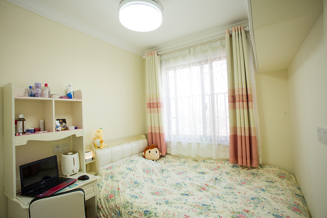 臥室采用簡單靚麗溫馨的配色，時尚大氣魅力。配上軟裝空間明亮通透，充分的給業(yè)主提供了一個放松休息的環(huán)境，相信業(yè)主在這樣的環(huán)境下休息是十分愜意的。
