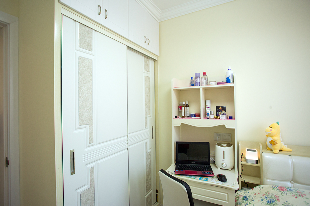 臥室采用簡單靚麗溫馨的配色，時尚大氣魅力。配上軟裝空間明亮通透，充分的給業(yè)主提供了一個放松休息的環(huán)境，相信業(yè)主在這樣的環(huán)境下休息是十分愜意的。