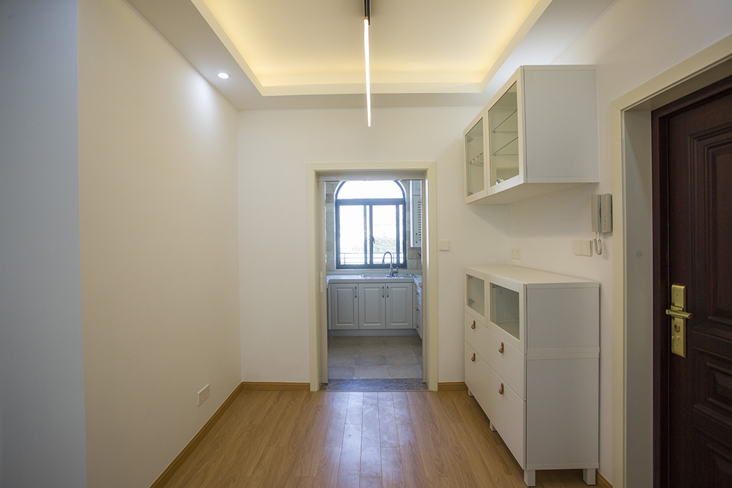 電視背景墻是家里面的視覺中心，這邊是結合整體裝修風格設計的，采用圓弧的造型體現簡約大氣的氛圍。
