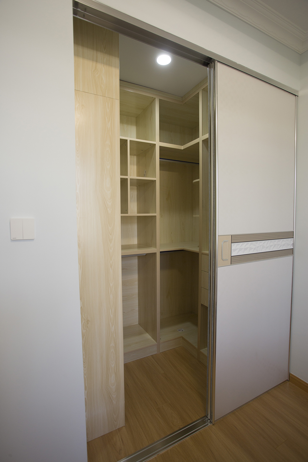 次臥室設計了步入式衣帽間，充分利用空間，美觀大方、實用

