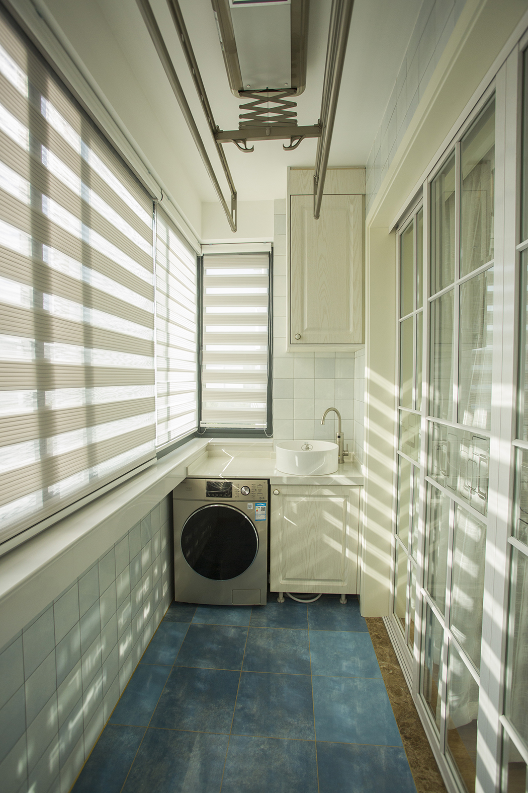 陽臺定做的洗衣機柜合二為一，考慮到空間有限，特別設計了臺上盆，窗戶臺面加上漢白玉的大理石低調奢華。
