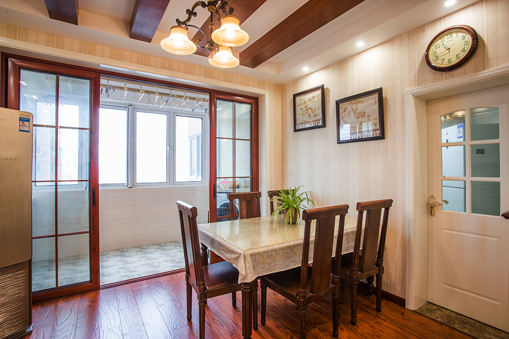 多口之家的餐廳設計，最重要的是布局要合理。空間要足夠容納全家人就餐及親朋好友聚餐的需求，所以設計師沒有在裝飾細節上下太多功夫，而是把重點放在了餐廳使用面積的擴充和功能性的拓展上，將客廳和餐廳貫通，明確了交通流線，也擴大了就餐范圍；細節處凸顯設計本質。
