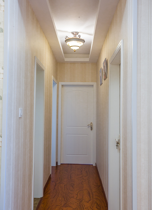 美式田園的淺色的墻紙，配上個性特色的美式田園的燈具，深色的地板。凸顯了美式田園風格簡約舒適的風格。
