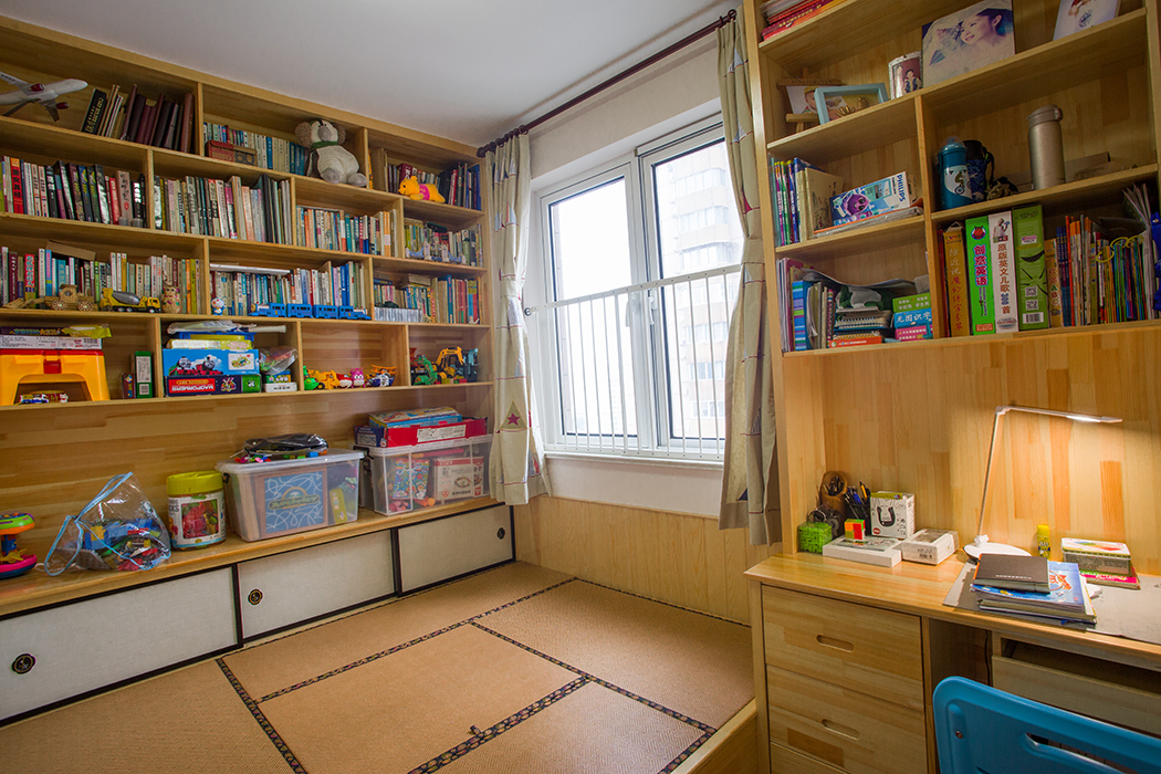 客戶家里孩子書籍以及玩具比較多，常規的房間設計衣柜，床完全不能滿足客戶的需求，所以兒童房采用榻榻米結合書柜衣柜的設計，充分滿足客戶需求。
