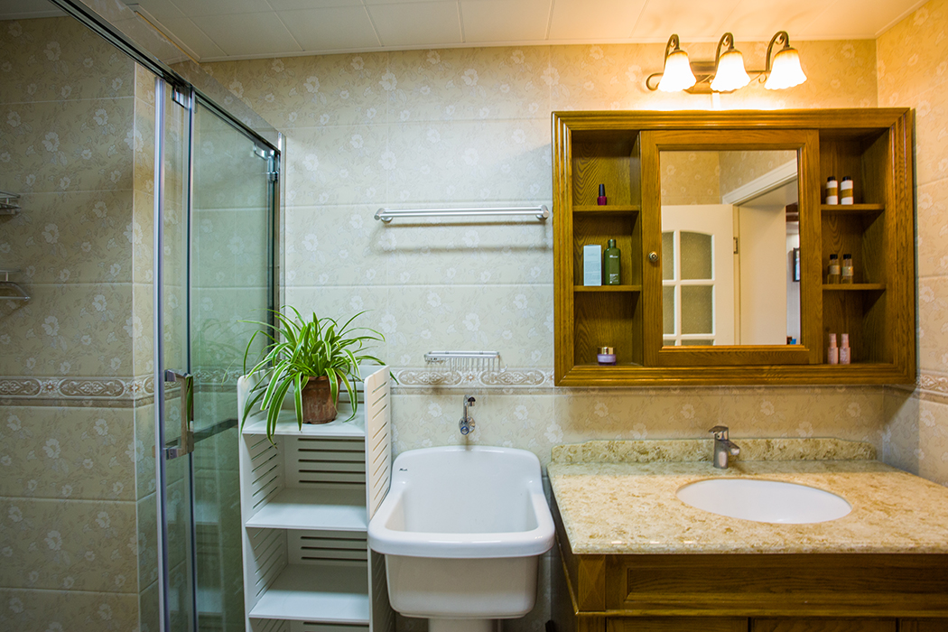 衛生間干凈明亮，主色調采用淡淡的米色，古銅色的配飾讓深色家具顯得更加尊貴....

