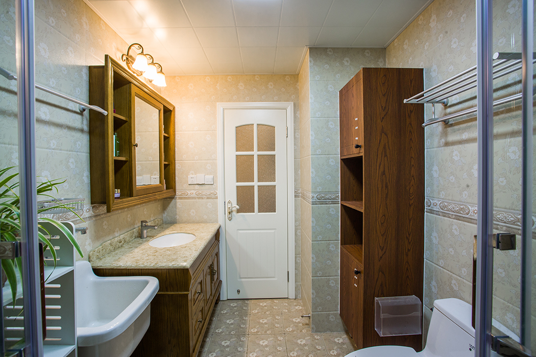 利用馬桶邊上的空間做了一個置物柜，讓空間合理利用，讓多口之家的儲物又多了一個空間，美化了衛生間的空缺。