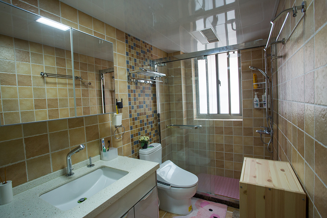 衛生間稍微小點，但是卻裝修的舒適干凈。馬桶背后的小格子磚起到了整個空間的點綴作用。
