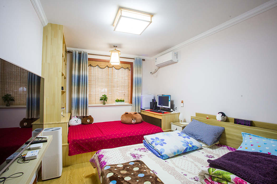 主臥以原木色調為主，配以日式榻榻米組合，美觀且實用。讓硬朗的空間不乏溫馨感，恰到好處的平衡了空間的冷與暖。
