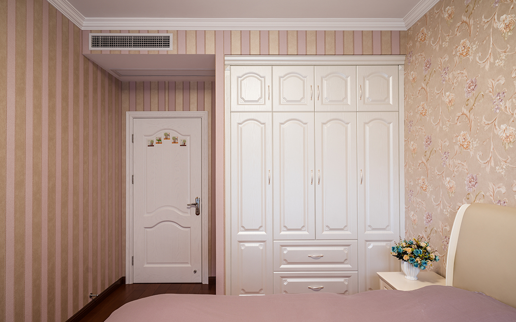 溫馨的墻紙，簡單的陳設，沒有過多裝飾，但是整個空間溫馨大方，色彩統一。也彰顯了女主人的生活品味。
