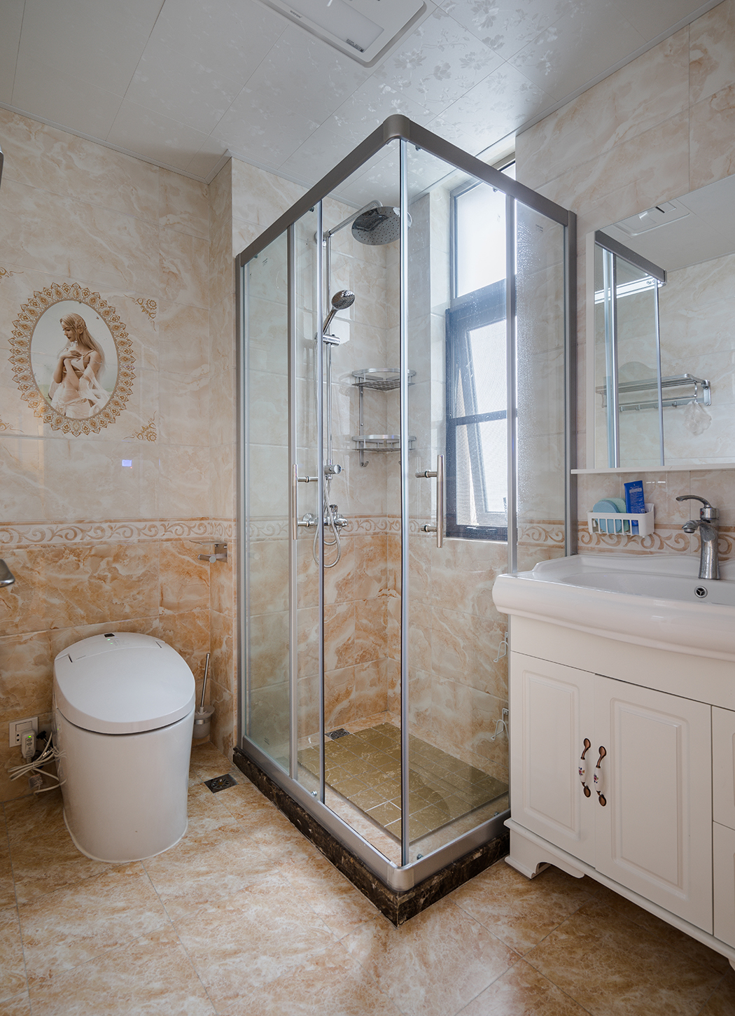 主衛是女兒的專用，采用上淺下深搭配使整個空間增大。轉角沖淋使洗浴空間增大，可以讓學習的疲憊頓時消除，身心得到充分放松。有助于更好的學習。
