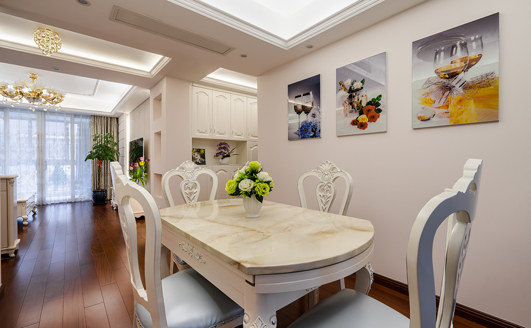 餐廳吊頂，過道吊頂，客廳吊頂相互呼應，使整個空間不單一，不復雜。讓整個空間柔和而溫馨。
