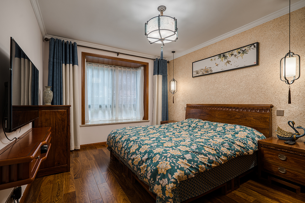 主臥床背景用墻衣襯托，兩邊床頭柜上的吊燈拉長了整體空間，同時不影響床頭放東西，掛墻式電視柜，空間擴大的同時，儲物也解決了。
