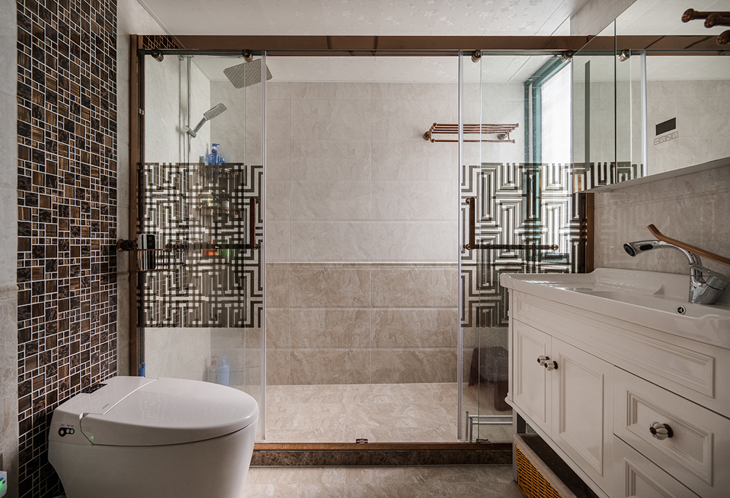 衛生間做的干濕分離，原本外面干區做的是大儲物柜，客戶考慮到人比較多，便于早晚洗漱，衛生間里面更偏現代，外面更注重美觀，和整體中式風格融入一體，考慮到干區鏡子正對臥室大門，特意定制了鏡柜，美觀的同時也消除了客戶的顧慮。
