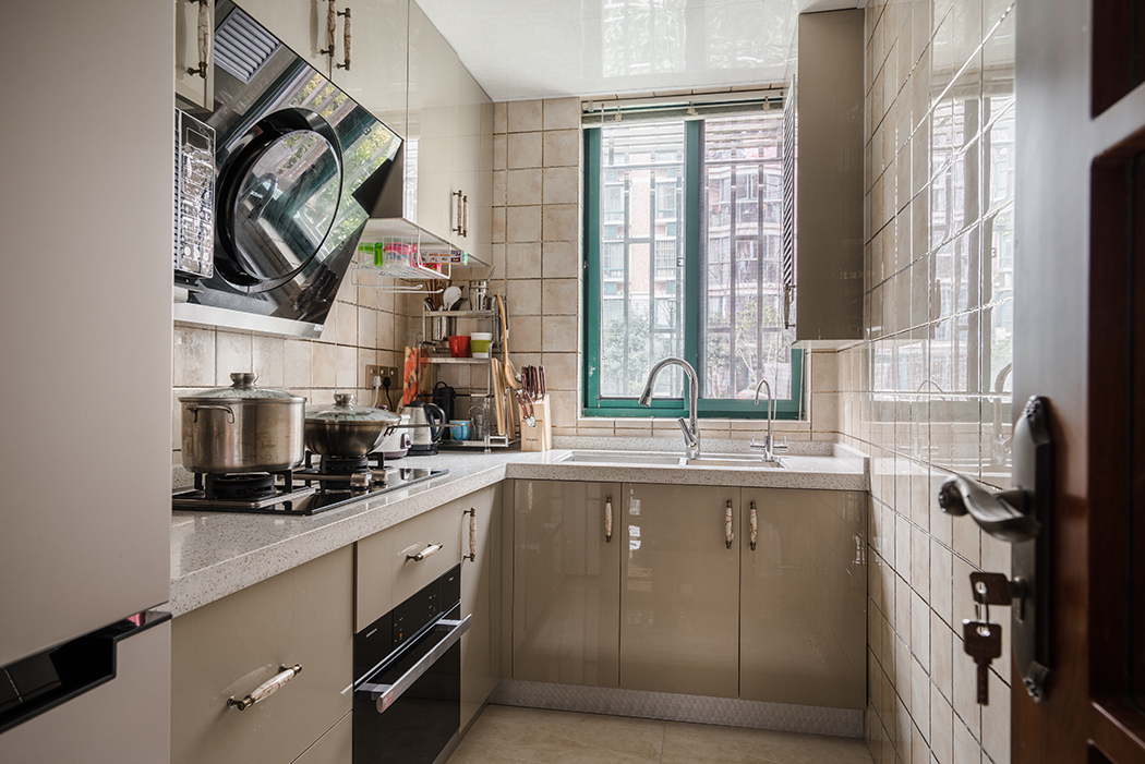 該業主四十來歲正當壯年，做事沉穩，更喜歡傳統的的事物。中國風并非完全意義上的復古明清，而是通過中式風格的特征，表達對清雅含蓄、端莊豐華的東方式精神境界的追求。中式元素與現代材質的巧妙兼柔，明清家具、窗欞、布藝床品相互輝映，再現了移步變景的精妙小品，傳統的審美觀念在