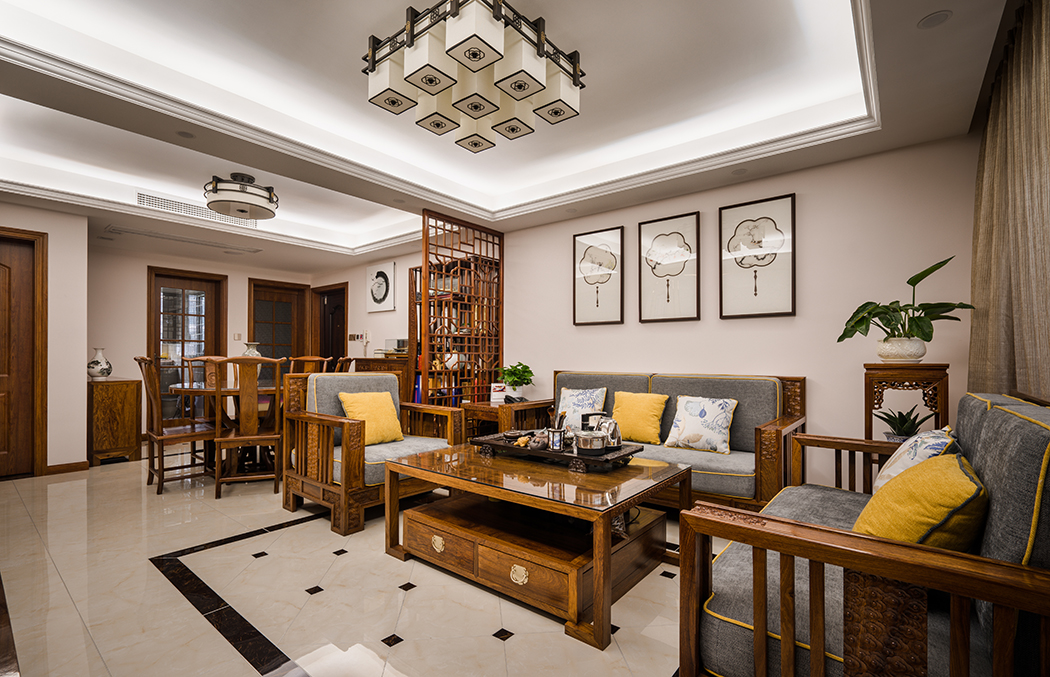 客廳整體風格采用大理石上墻和不銹鋼線條墻衣打底，這類元素增加了現代感，吊頂沒做過多修飾，簡單的吊頂增加了空間層次感，家具和軟裝又把我們帶入中式的元素里。
