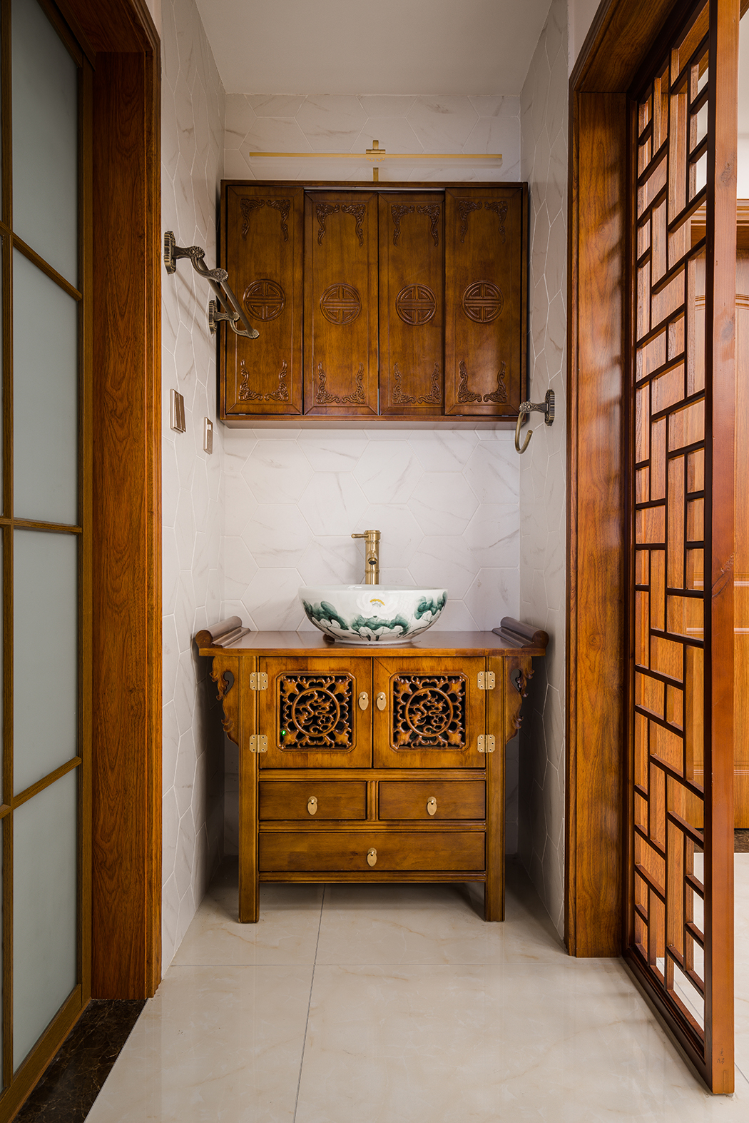 衛生間做的干濕分離，原本外面干區做的是大儲物柜，客戶考慮到人比較多，便于早晚洗漱，衛生間里面更偏現代，外面更注重美觀，和整體中式風格融入一體，考慮到干區鏡子正對臥室大門，特意定制了鏡柜，美觀的同時也消除了客戶的顧慮。