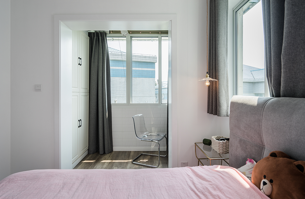 臥室陽臺做門套而又不做隔斷，讓陽光撒過來，既美觀又不壓抑，讓心情得到放飛，臥室的軟裝也只也沒絲毫的”偷懶”，精致的擺設(shè)完全體現(xiàn)出業(yè)主的細心。平時的一些燈具，寫字臺也是業(yè)主平時喜歡的東西，都充斥在屋里。
