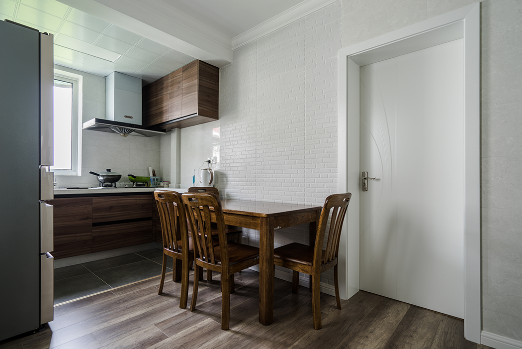 廚房和餐廳連在一起，寬敞明亮，還可以節(jié)省空間，更加方便時尚，采用原木色的亞克力櫥柜，既好看又好擦洗，是整個空間的亮點。美好的生活從一頓美麗的大餐開始。
