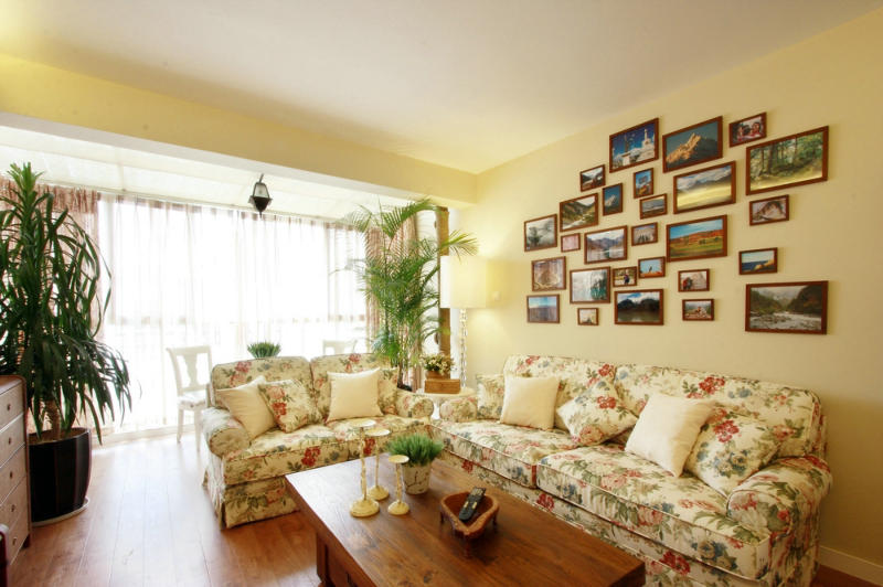 一走進(jìn)室內(nèi)你就會(huì)感到一股清新、自然、悠閑的田園風(fēng)迎面而來(lái)。客廳小碎花沙發(fā)搭配背后的照片墻、綠植、軟裝配飾，讓客廳給人閑適的感覺(jué)，良好的采光和通風(fēng)效果、餐廳、廚房開(kāi)放式的設(shè)計(jì)手法避免空間狹小、壓抑的感覺(jué)，讓業(yè)主的生活環(huán)境更加的愜意。
