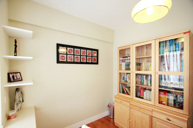 一走進(jìn)室內(nèi)你就會(huì)感到一股清新、自然、悠閑的田園風(fēng)迎面而來(lái)。客廳小碎花沙發(fā)搭配背后的照片墻、綠植、軟裝配飾，讓客廳給人閑適的感覺(jué)，良好的采光和通風(fēng)效果、餐廳、廚房開(kāi)放式的設(shè)計(jì)手法避免空間狹小、壓抑的感覺(jué)，讓業(yè)主的生活環(huán)境更加的愜意。
