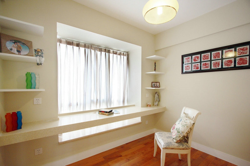 一走進(jìn)室內(nèi)你就會(huì)感到一股清新、自然、悠閑的田園風(fēng)迎面而來(lái)。客廳小碎花沙發(fā)搭配背后的照片墻、綠植、軟裝配飾，讓客廳給人閑適的感覺(jué)，良好的采光和通風(fēng)效果、餐廳、廚房開(kāi)放式的設(shè)計(jì)手法避免空間狹小、壓抑的感覺(jué)，讓業(yè)主的生活環(huán)境更加的愜意。
