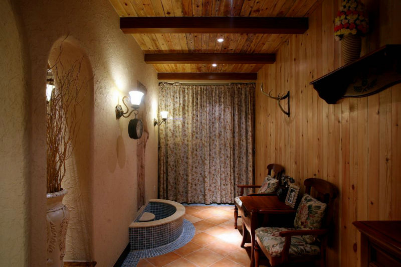 設計師結合了田園和地中海設計元素，圓拱弧形走廊、仿古磚、小碎花的運用，讓居住空間清新、自然不失浪漫情懷。吊頂空間運用原木做裝飾，營造了穩重、大氣的氛圍。仿佛將我們帶到了地中海畔的白色沙灘，感受和煦的陽光和微微的海風。
