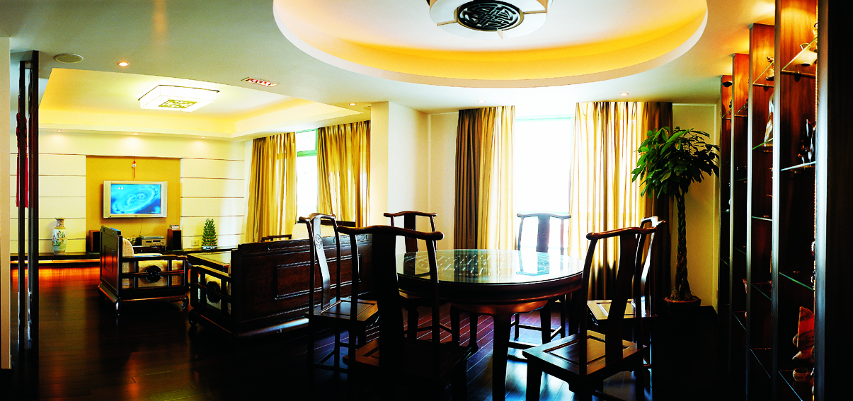 設計師在燈光及墻壁窗簾的色調上采用黃色系，溫馨氣氛中突出了中國人的吉祥如意。地板和家具選用實木原色質，顯示了尊貴的地位。餐廳區域屋頂的造型為亮點，圓形挖空安裝吊燈，與下面的圓形餐桌相呼應，寓意家人的團圓。
