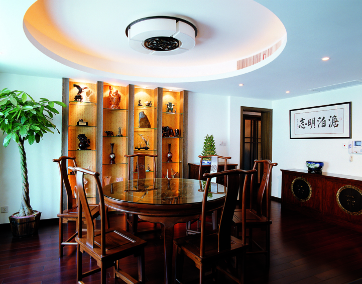 設計師獨具匠心將櫥柜內嵌墻內，節省了空間更增加了藝術色彩。內嵌櫥柜內放置的工藝品映襯著兩邊的綠色植物，主人的雅韻情致呼之欲出。
