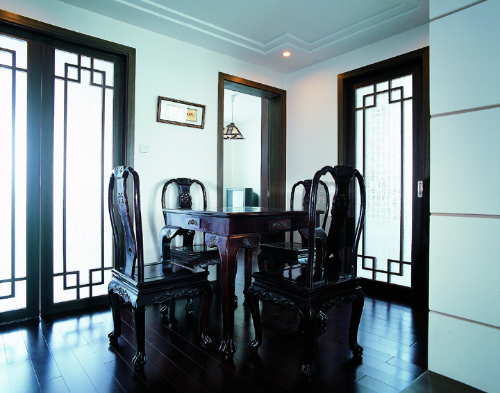 設計師合理又充分布局空間，巧妙運用三扇門營造的中國文化氣息，打造一方濃郁的中國風餐廳。
