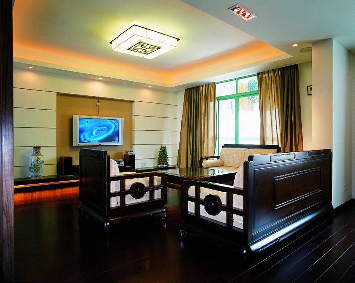 設計師在燈光及墻壁窗簾的色調上采用黃色系，溫馨氣氛中突出了中國人的吉祥如意。地板和家具選用實木原色質，顯示了尊貴的地位。餐廳區域屋頂的造型為亮點，圓形挖空安裝吊燈，與下面的圓形餐桌相呼應，寓意家人的團圓。
