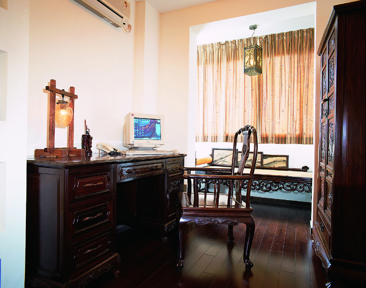 書房的設計古樸雅致，尤其是質樸吊燈的選用，頗有古代文人苦讀的感覺。
