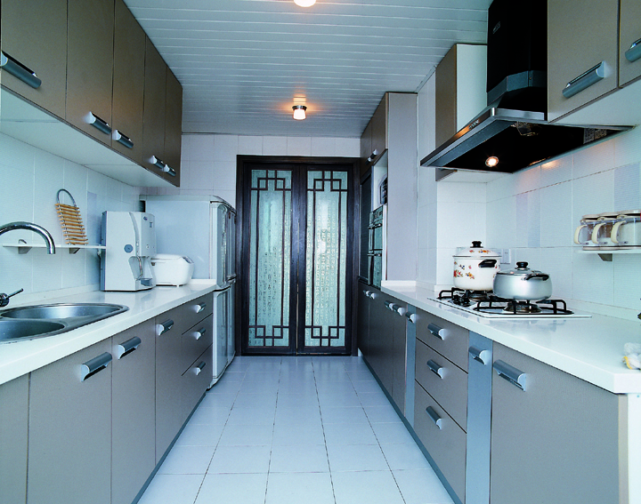 設計師巧妙利用房型結構，廚房兩面設置櫥柜，方便又大氣。最亮點當然是廚房門的設計，吉祥圖案木門鑲嵌含有中國古文玻璃，中式元素滲透于家內各個角落。
