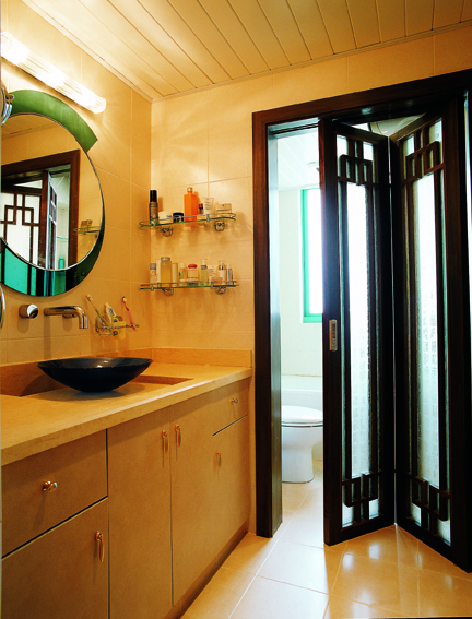 盥洗室采用質感地轉，防滑又美觀。設計師采用圓形陶瓷洗臉盆，映襯圓形明鏡，顯示了主人的雅致情懷。從房間的布局上，設計師巧妙利用衛生間的窗戶達到很好的采光和通風效果。
