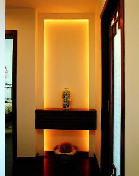 設計師十分注重藝術的運用，原本平淡的墻壁挖空，內嵌實木裝飾柜，配以燈光，點綴以古香古色的工藝品，主人的雍容雅致貴族氣質表露無遺。
