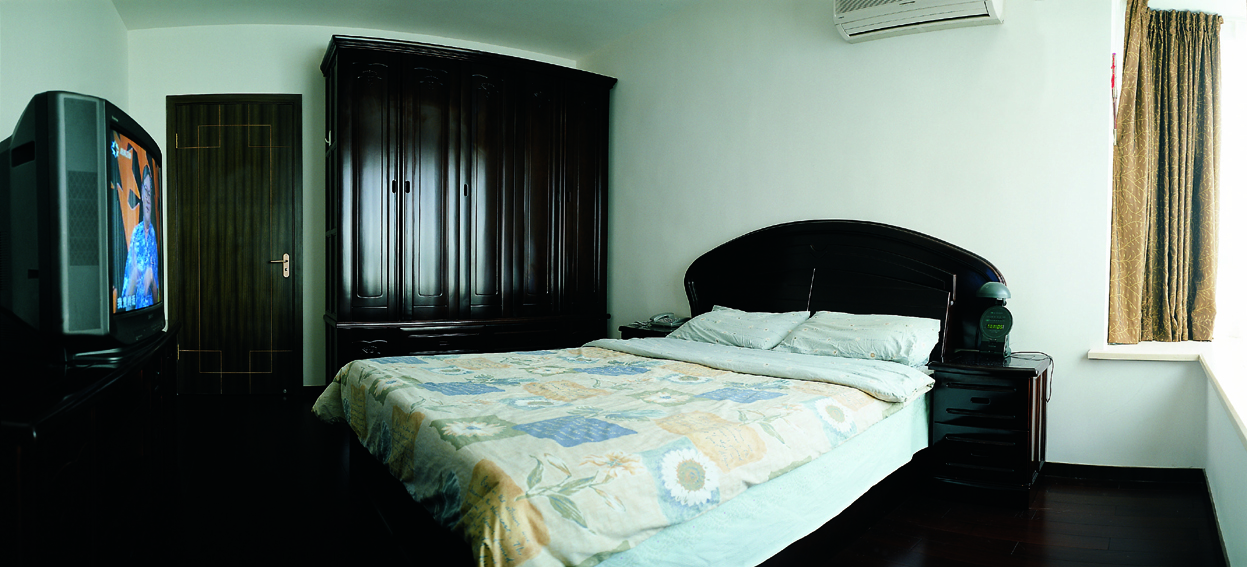 設計師重在營造主臥的高貴大氣，作為主人私密空間，設計師通過選用實木家具更是將主人的尊貴地位彰顯出來。